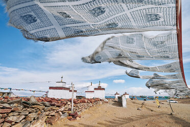 Mantra-Fahnen am Strand, Burang, Xizang, China - CUF44416