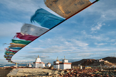 Mantra-Fahnen am Strand, Burang, Xizang, China - CUF44417