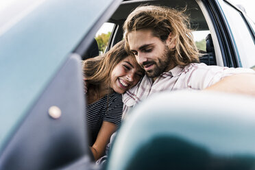 Happy young couple in a car - UUF15427