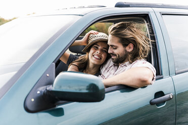 Glückliches junges Paar in einem Auto - UUF15429