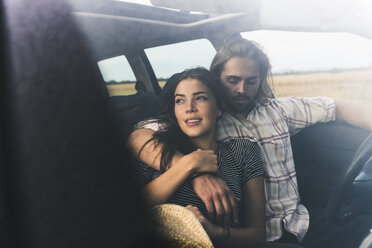 Zärtliches junges Paar in einem Auto - UUF15433