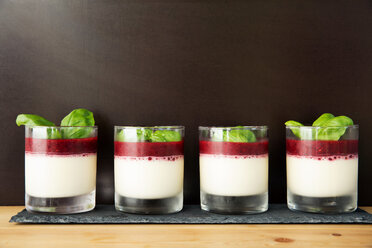 Display of dessert in glasses - CUF44451