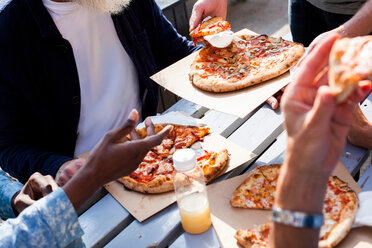 Freunde essen Pizza im Freien - CUF44477