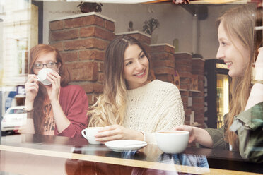 Junge Frauen unterhalten sich bei einem Kaffee im Café - CUF44523