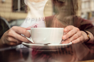 Junge Frau trinkt Kaffee in einem Cafe - CUF44525