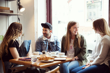 Freunde plaudern bei einem Kaffee im Cafe - CUF44526