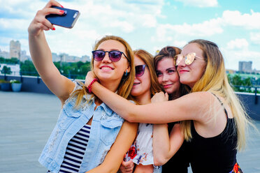 Freunde machen Selfie mit Smartphone - CUF44555