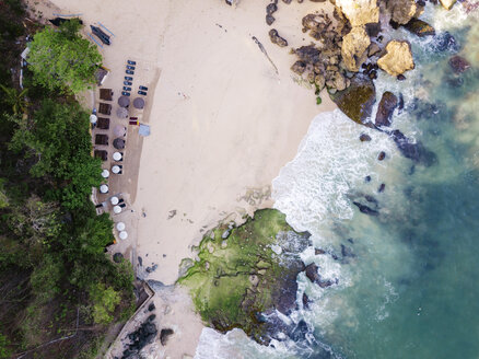 Indonesien, Bali, Luftaufnahme vom Strand - KNTF02035