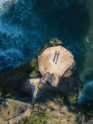 Indonesien, Bali, Luftaufnahme des Aussichtspunkts am Strand von Balangan - KNTF02042