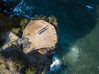 Indonesien, Bali, Luftaufnahme des Aussichtspunkts am Strand von Balangan - KNTF02043