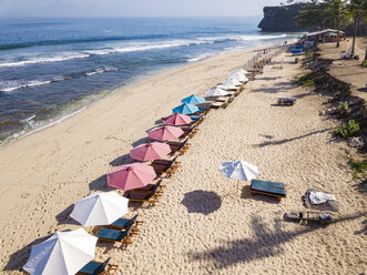 Indonesien, Bali, Luftaufnahme des Strandes von Balangan, Liegestühle und Sonnenschirme - KNTF02052