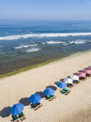 Indonesien, Bali, Luftaufnahme des Strandes von Balangan, Liegestühle und Sonnenschirme - KNTF02053