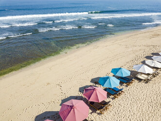 Indonesien, Bali, Luftaufnahme des Strandes von Balangan, Liegestühle und Sonnenschirme - KNTF02055