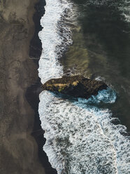 Indonesien, Bali, Luftaufnahme des Yeh Gangga Strandes von oben, Felsen - KNTF02060