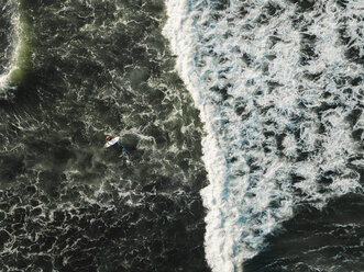 Indonesien, Bali, Luftaufnahme eines Surfers am Strand von Yeh Gangga - KNTF02071