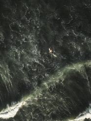 Indonesien, Bali, Luftaufnahme eines Surfers am Strand von Yeh Gangga - KNTF02072