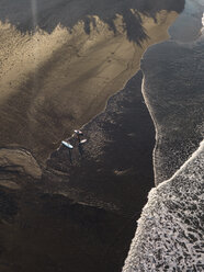 Indonesien, Bali, Luftaufnahme von Surfern am Strand von Yeh Gangga - KNTF02075