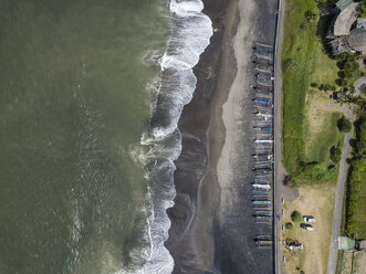 Indonesien, Bali, Luftaufnahme von Yeh Gangga Strand, Banca Boote - KNTF02082