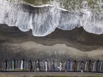 Indonesien, Bali, Luftaufnahme von Yeh Gangga Strand, Banca Boote - KNTF02083