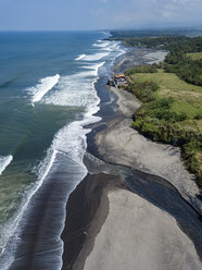 Indonesien, Bali, Luftaufnahme des Yeh Gangga-Strandes, Yeh Gangga-Tempel - KNTF02086