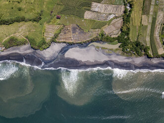 Indonesien, Bali, Luftaufnahme des Yeh Gangga Strandes von oben - KNTF02091