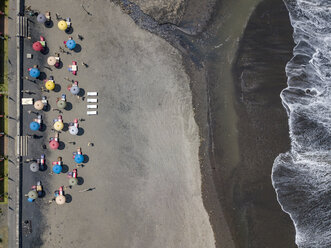 Indonesien, Bali, Luftaufnahme des Yeh Gangga Strandes von oben - KNTF02103