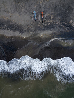 Indonesien, Bali, Luftaufnahme von Yeh Gangga Strand, Banca Boote - KNTF02108