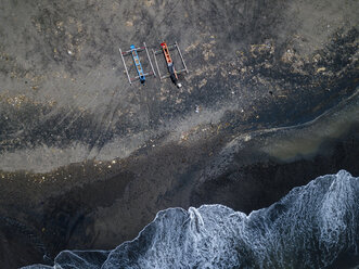 Indonesien, Bali, Luftaufnahme von Yeh Gangga Strand, Banca Boote - KNTF02110