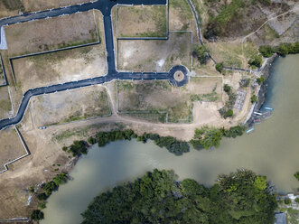 Indonesien, Bali, Luftaufnahme des Yeh Gangga Strandes von oben, Park - KNTF02113