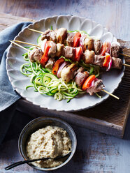 Lamm-Souvlaki-Spieße, mit Zucchini-Nudeln und Baba Ganoush, Nahaufnahme - CUF44573