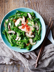 Lachs und Miso-Suppe mit asiatischem Grünzeug, Blick von oben - CUF44586