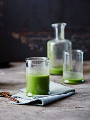 Grüner Smoothie mit Grünkohl und Kiwi im Glas - CUF44598