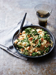 Stilleben mit Schüssel Quinoa-Lachs-Kohlsalat, Draufsicht - CUF44622