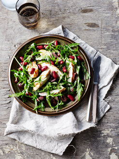 Stilleben mit Schüssel mit würzigem Bohnen-Hähnchensalat, Draufsicht - CUF44623