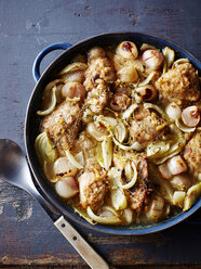 Stilleben mit Topf mit langsam gebratenem Huhn und Fenchel, Draufsicht - CUF44633