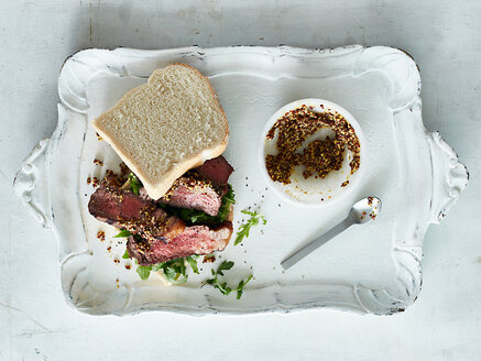 Steak-Sandwich mit Senf auf dem Tablett - CUF44790