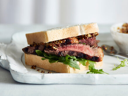 Steak-Sandwich mit Senf auf dem Tablett - CUF44796