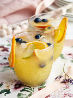 Cocktails mit Orangenscheiben, Beeren und Eiswürfeln - CUF44802