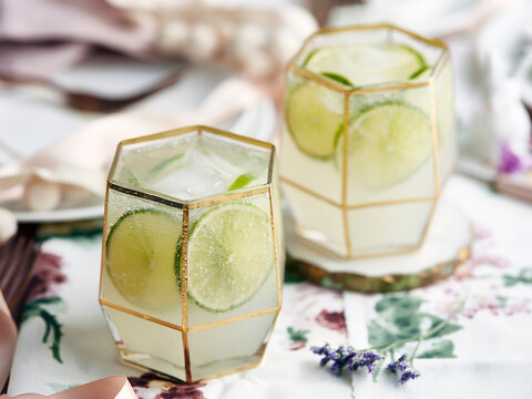 Cocktails mit Limettenscheiben und Eiswürfeln, lizenzfreies Stockfoto