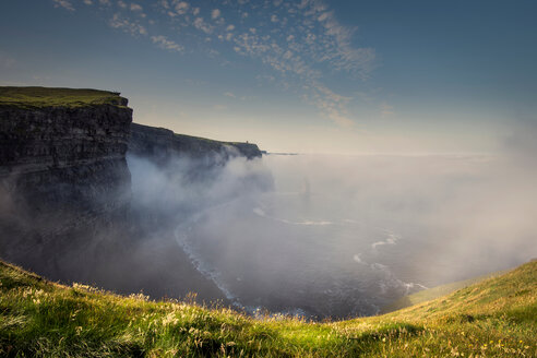 Cliffs of Moher im Morgennebel, Doolin, Clare, Irland - CUF44805