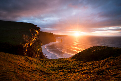 Cliffs of Moher bei Sonnenuntergang, Doolin, Clare, Irland - CUF44809