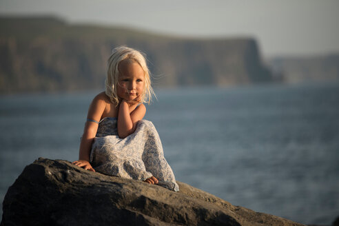Porträt eines jungen Mädchens, auf einem Felsen sitzend, Doolin, Clare, Irland - CUF44810