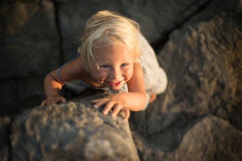 Blick von oben auf ein junges Mädchen, das auf einem Felsen steht, Doolin, Clare, Irland - CUF44811