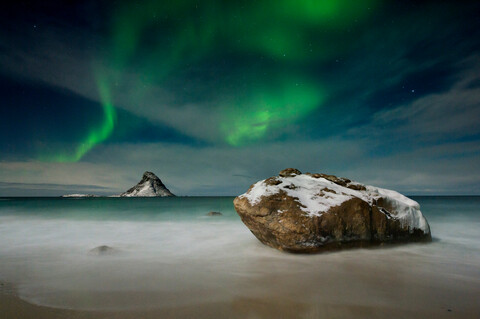 Nordlicht über der Papageientaucherinsel, Andenes, Nordland, Norwegen, lizenzfreies Stockfoto