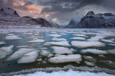 Blick auf den Fjord, Å i Lofoten, Nordland, Norwegen - CUF44816