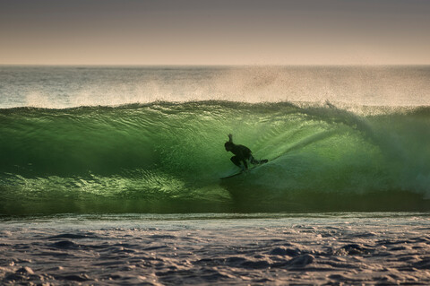 Surfer beim Surfen auf einer brechenden Welle, Crab Island, Doolin, Clare, Irland, lizenzfreies Stockfoto