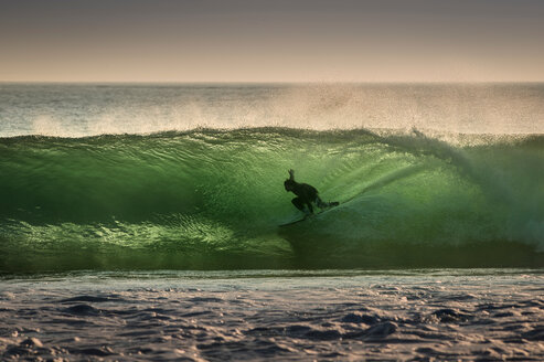 Surfer beim Surfen auf einer brechenden Welle, Crab Island, Doolin, Clare, Irland - CUF44823