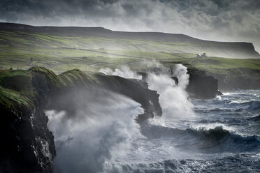 Wellen brechen gegen die Cliffs of Moher, Doolin, Clare, Irland - CUF44830