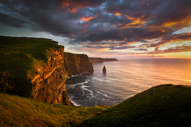 Cliffs of Moher bei Sonnenuntergang, Doolin, Clare, Irland - CUF44833