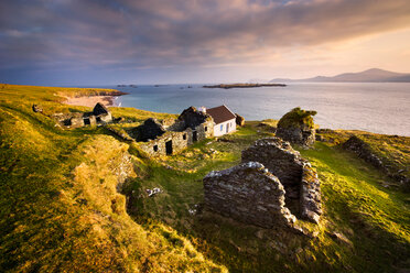 Ruinen eines Dorfes auf Great Blasket Island, Dingle, Kerry, Irland - CUF44835